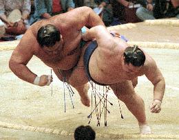 Kaio throws down Musashimaru in Nagoya sumo